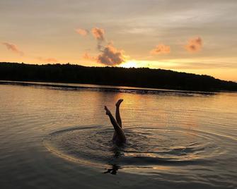 Lakefront family friendly cottage 1.5 hours northwest of Toronto. - Penetanguishene - Playa