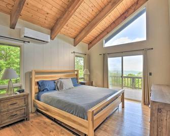 Cabin with Balcony and Mtn Views Near Sky Valley! - Dillard - Bedroom