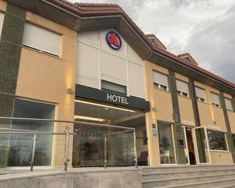 Hotel Arias Aeropuerto - Santiago del Monte - Gebouw