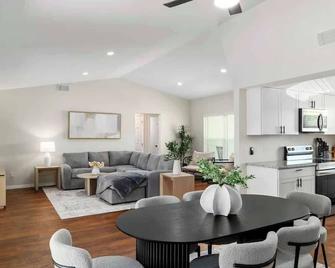 Modern 3 Bedroom, Wesley Chapel! - Zephyrhills - Wohnzimmer