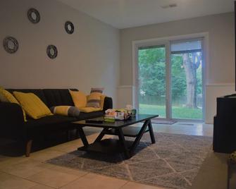 Comfortable 2 bed apartment near metro , trails and golf course - Rockville - Living room