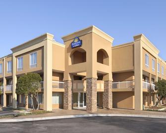 Days Inn by Wyndham Greenville - Greenville - Gebäude