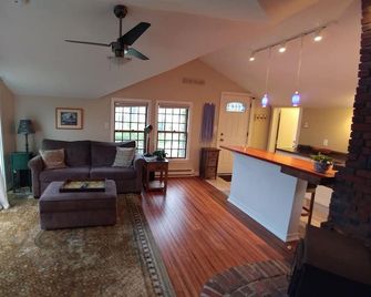 Plum Island Guest Cottage With Water View - Newbury - Living room