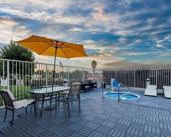 Luxury Getaway! with Free continental breakfast, close to Southwood Park - Vacaville - Balkon