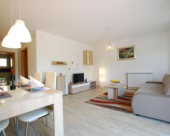 Apartments with parking space Rijeka - 18146 - Rijeka - Living room