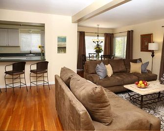 The Cabanas Guesthouse & Spa - Caters to Gay Men - Fort Lauderdale - Salon