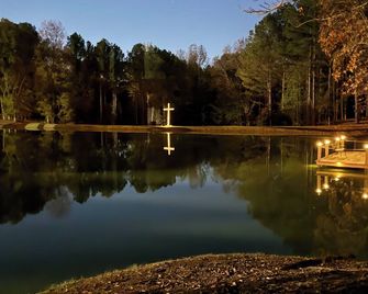 Charming 2-bedroom cabin with AC just 3 miles from Sardis lake. - Sardis
