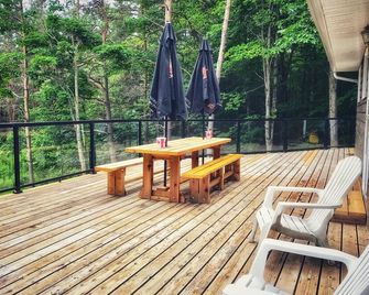 Private Muskoka cottage on 5 acres with 300 ft of waterfront - Windermere - Balcón