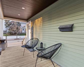 Live in Chic and Comfort: Experience Our Thoughtfully Designed 1 Bed with Loft! - Germantown - Патіо