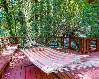 Amazing cottage with private hot tub - dog-friendly, fireplace & washer/dryer - Monte Rio - Balcony