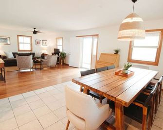 Duck Cottage w/ Heated Pool , big porches and 5 min walk to beach - Duck - Dining room