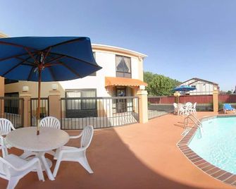 Quality Inn and Suites Memphis East - Memphis - Zwembad