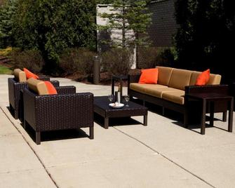 Courtyard by Marriott Detroit Brighton - Brighton - Patio