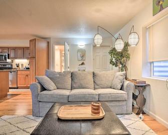 Westminster Escape ~ 10 Miles to Downtown Denver! - Westminster - Huiskamer