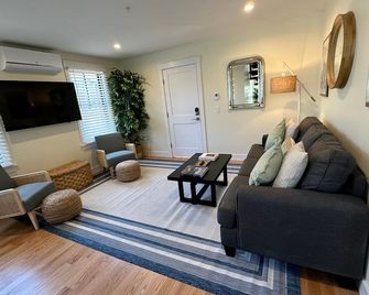 Epic Downtown Newport 6BR Whole House w Parking - Newport - Living room
