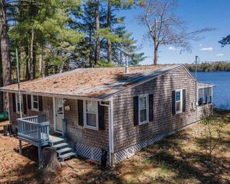 Charming 2-bedroom lakefront cottage in Central Maine with WiFi - Windsor - Edificio