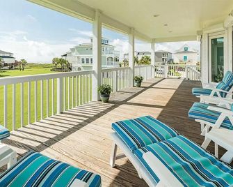 Beach views - 4 min walk to Beach Elevator Dogs allowed Fenced yard EV Charger - Jamaica Beach - Balcony