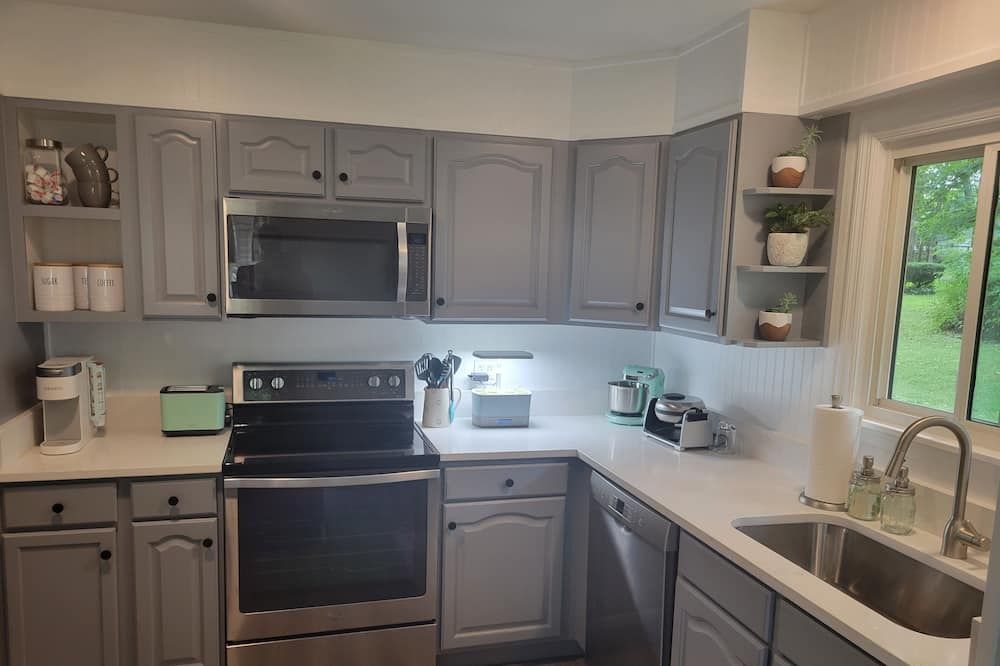 Bright, Modern Park Forest Home, 2.5m to Penn State! Breakfast included. - State College - Kitchen