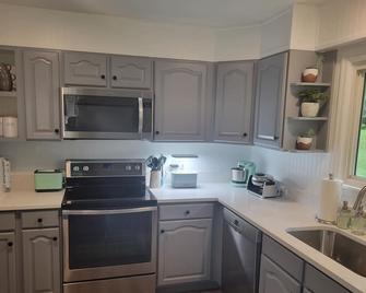 Bright, Modern Park Forest Home, 2.5m to Penn State! Breakfast included. - State College - Cocina