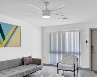 Unit F SeaI Private Unit near Deerfield Beach - Deerfield Beach - Living room