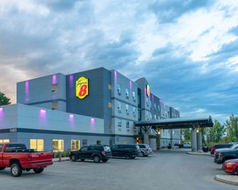 Super 8 by Wyndham Winnipeg East MB - Winnipeg - Building