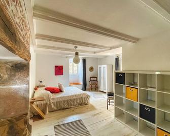 Country house surrounded by vineyards close to amenities - Albas - Habitación