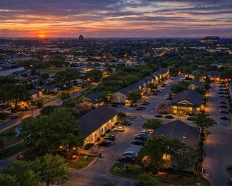 Arlington 2br Stay - 8 Min Walk to At&t Stadium - Parking - Arlington - Outdoors view