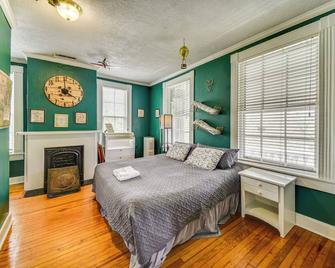 Historic Manor with Screened Porch in Elizabeth City - Elizabeth City - Bedroom