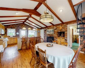 Charming home with firepit, skiing nearby, full kitchen, central AC, & W/D - Penn Yan - Restaurant