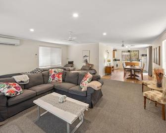 Yallingup Country Cabin - Yallingup - Living room