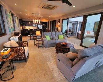 Eagle Ray - a luxurious waterfront villa. - Gibson Bight - Living room