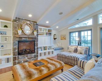 South Hampton House - Cannon Beach - Living room