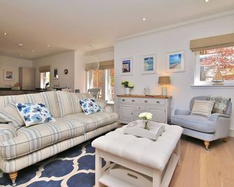 Fabulous 2 bedroomed apartment with gorgeous interiors - St. Andrews - Living room