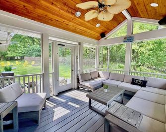 Delavan Lake House Retreat - Delavan - Wohnzimmer