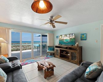 Experience the turquoise blue waters up close & personal from this unit! - 西灣 - 客廳