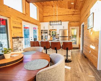 Cozy Cardoness Cabin on Private Fish Pond with Flowing Waterfall and Fountain - Linden