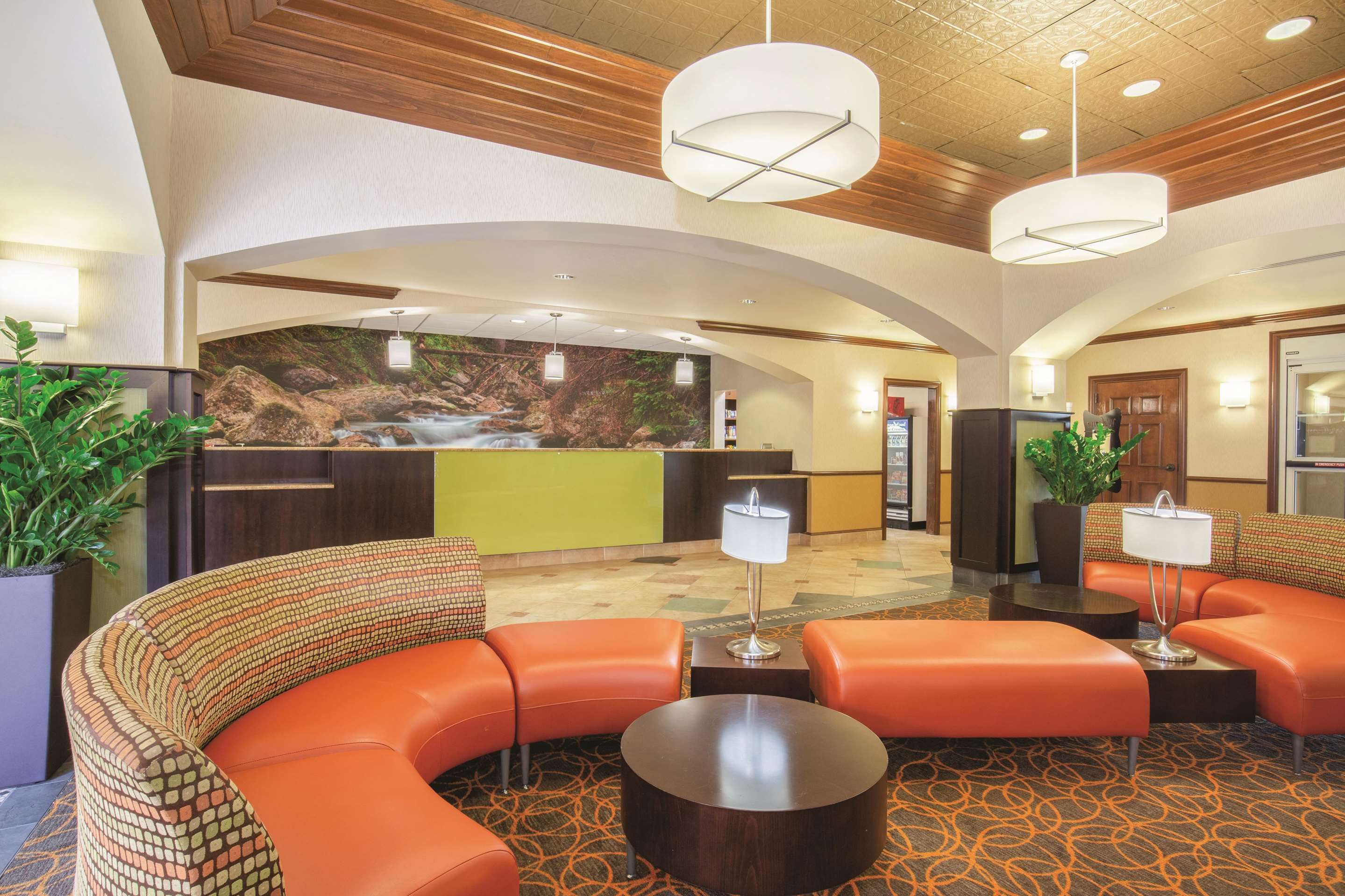 La Quinta Inn & Suites by Wyndham Bentonville - בנטונוויל - לובי