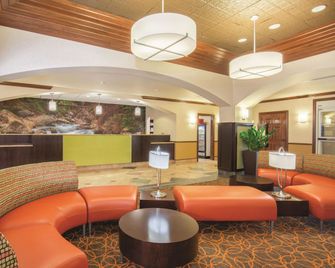 La Quinta Inn & Suites by Wyndham Bentonville - בנטונוויל - לובי