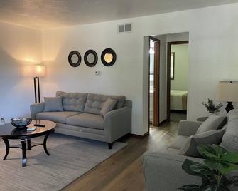 Delightful & Relaxing 2 Bedroom! - Rock Falls - Living room