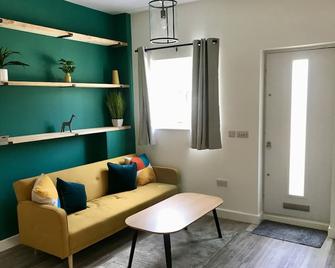 Goring Beach Studio - 2 min walk from seafront - Worthing - Living room