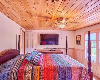 Cozy French Woods Cottage, Pond and Pool - Hancock - Bedroom