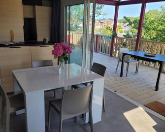 Very large 3-star prestige chalet, the only one in the park, swimming pool near the ocean. - Hasparren - Salle à manger