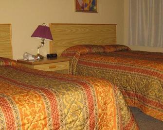 Twin Creeks Motel - Lumby - Bedroom