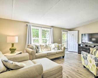 Cozy House with Huge Yard about 16 Mi to Fort Bragg - Lillington - Sala de estar