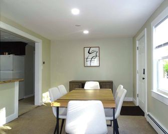 Comfortable Renovated 3 Bed Apartment - Framingham - Essbereich