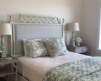 Luxury Beachfront Home with Expansive Ocean Views - Liverpool - Bedroom