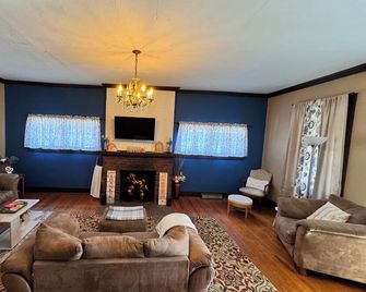 Charming Victorian at Lake Shelbyville ⋅ Sleeps 6 ⋅Sunroom ⋅ Fire Pit ⋅ Parking - Shelbyville - Sala de estar