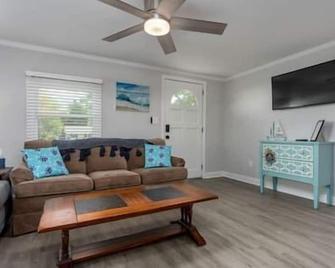 Modern BungalowHot tub5 minutes to beach! - Oak Island - Living room