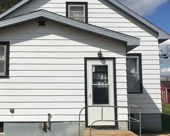 Cozy 2BR Mid Modern home in the Heart of Chisholm MN, homey, vintage stay. - Chisholm - Edificio