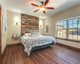 Luxe Table Rock Lake Vacation Rental with Hot Tub! - Lampe - Habitación